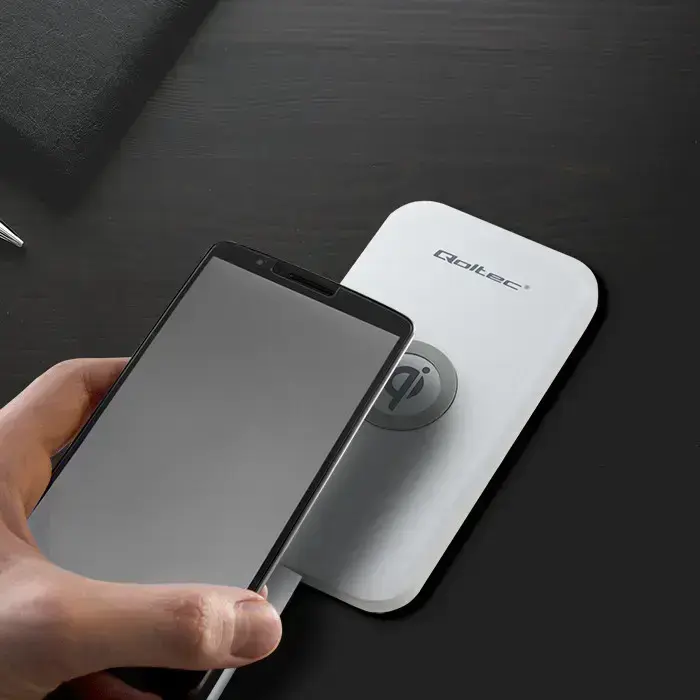 Qoltec Induction Wireless Charger | Qualcomm QuickCharge 3.0 | 10W | white Photo