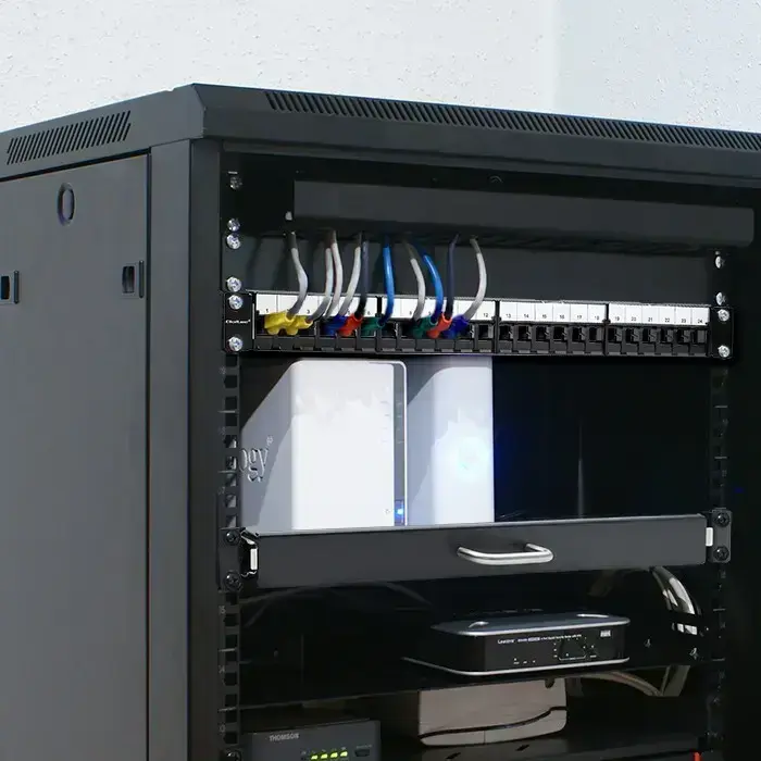 Qoltec Solid steel patch panel for 19'' rack | 24 ports | 1U | UTP | Black Photo