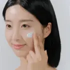 Skin1004 Madagascar Centella Hyalu-Cica Water-Fit Sun Spf50+ Face Cream Foto 3