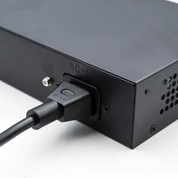 Qoltec FAST Ethernet PoE SWITCH 4x RJ45 PoE 1x RJ45 Uplink 1x SFP | 65W | 1000 Mb Foto 17
